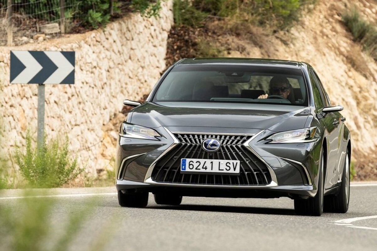 Lexus ES 300h - 2021