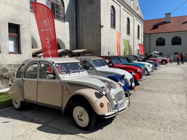 Citroën 2CV- zraz klubu na hrade  Modrý Kameň 2021
