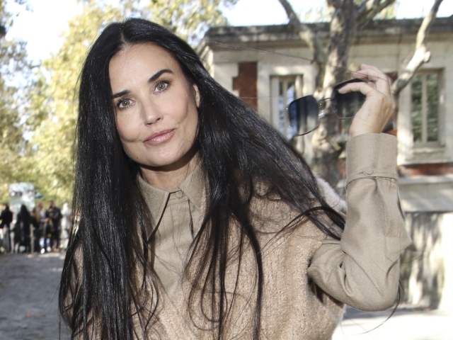 Herečka Demi Moore na prehliadke značky Chloe Jar/Leto 2022 v Paríži. 
