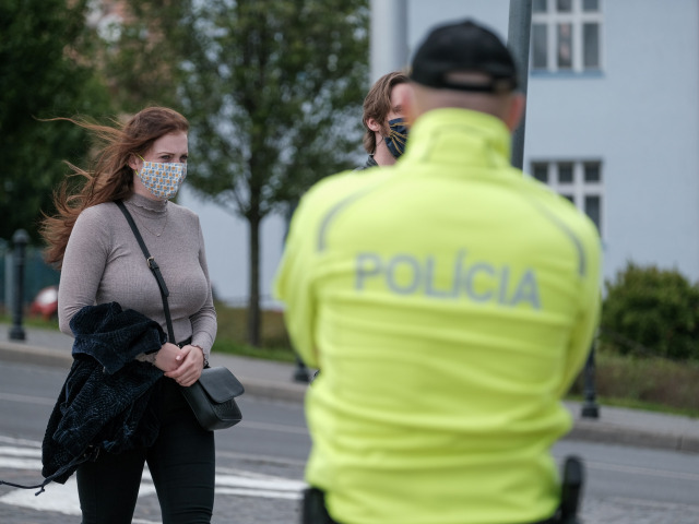 polícia, rúško, respirátor, koronavírus, Covid automat