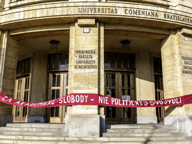 Univerzita Komenského / UK /