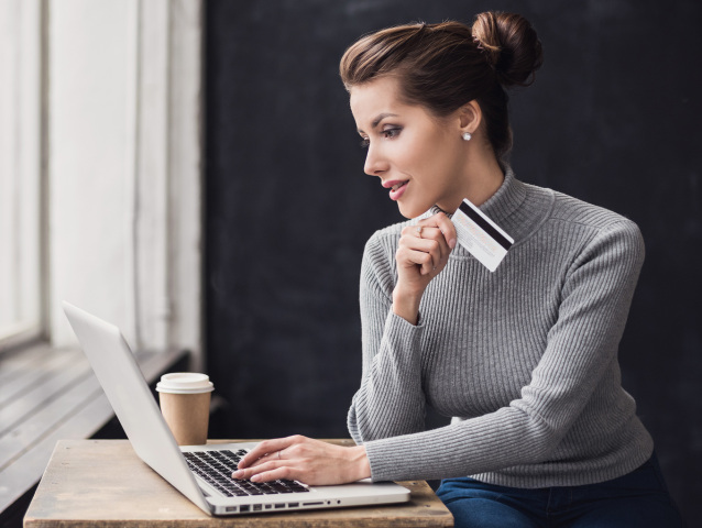 online nákup, online nakupovanie, nákup cez internet, žena, karta, notebook