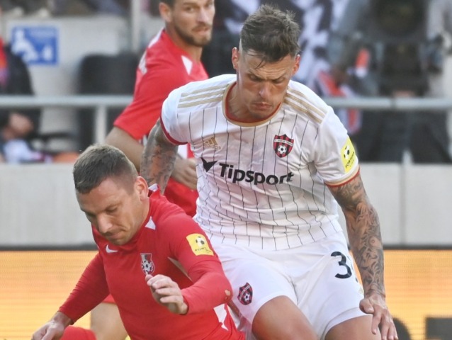 Martin Škrtel, Ezekiel Henty