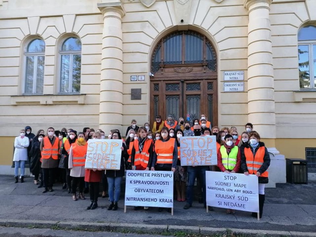 Protest Odborového zväzu justície pred Krajským súdom v Nitre
