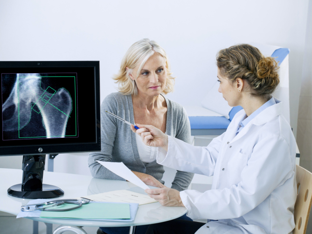 reumatológia, doktorka, pacientka, dôchodkyňa, kosti, choroba, reuma, osteoporóza