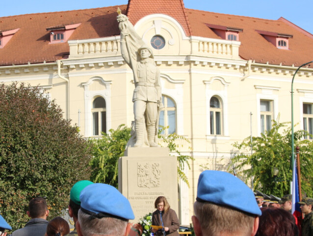Socha legionára v Seredi