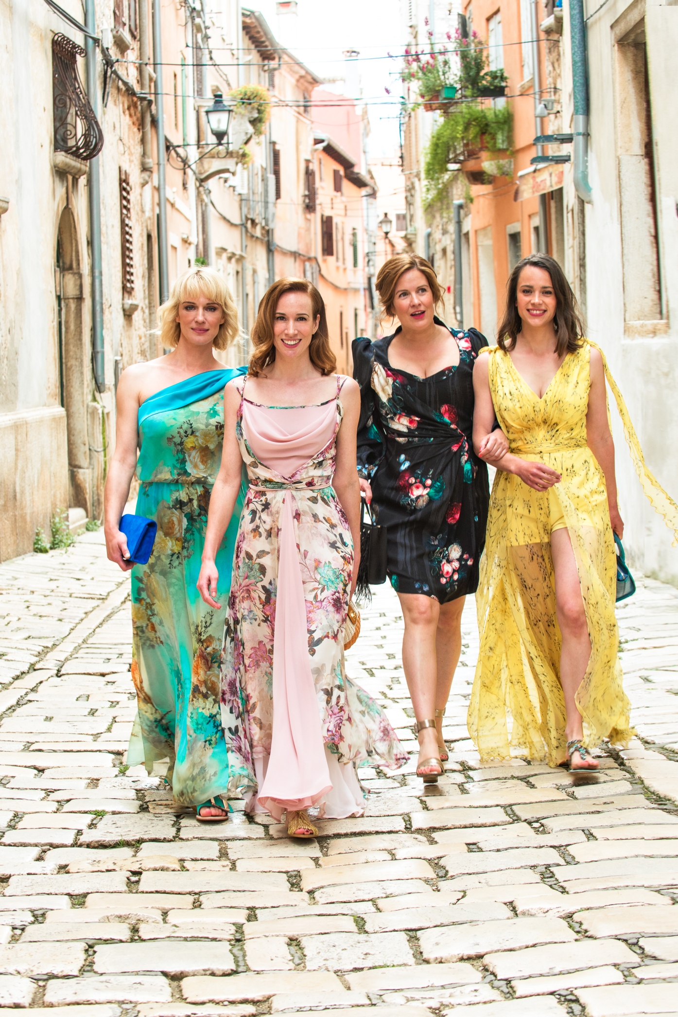 Zľava: Antónia Lišková, Táňa Pauhofová, Zuzana Norisová a Gabriela Marcinková na zábere z pokračovania filmu Šťastný nový rok.