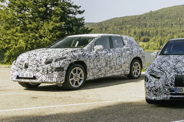 Mercedes-Benz EQE SUV - maskovaný prototyp 2021
