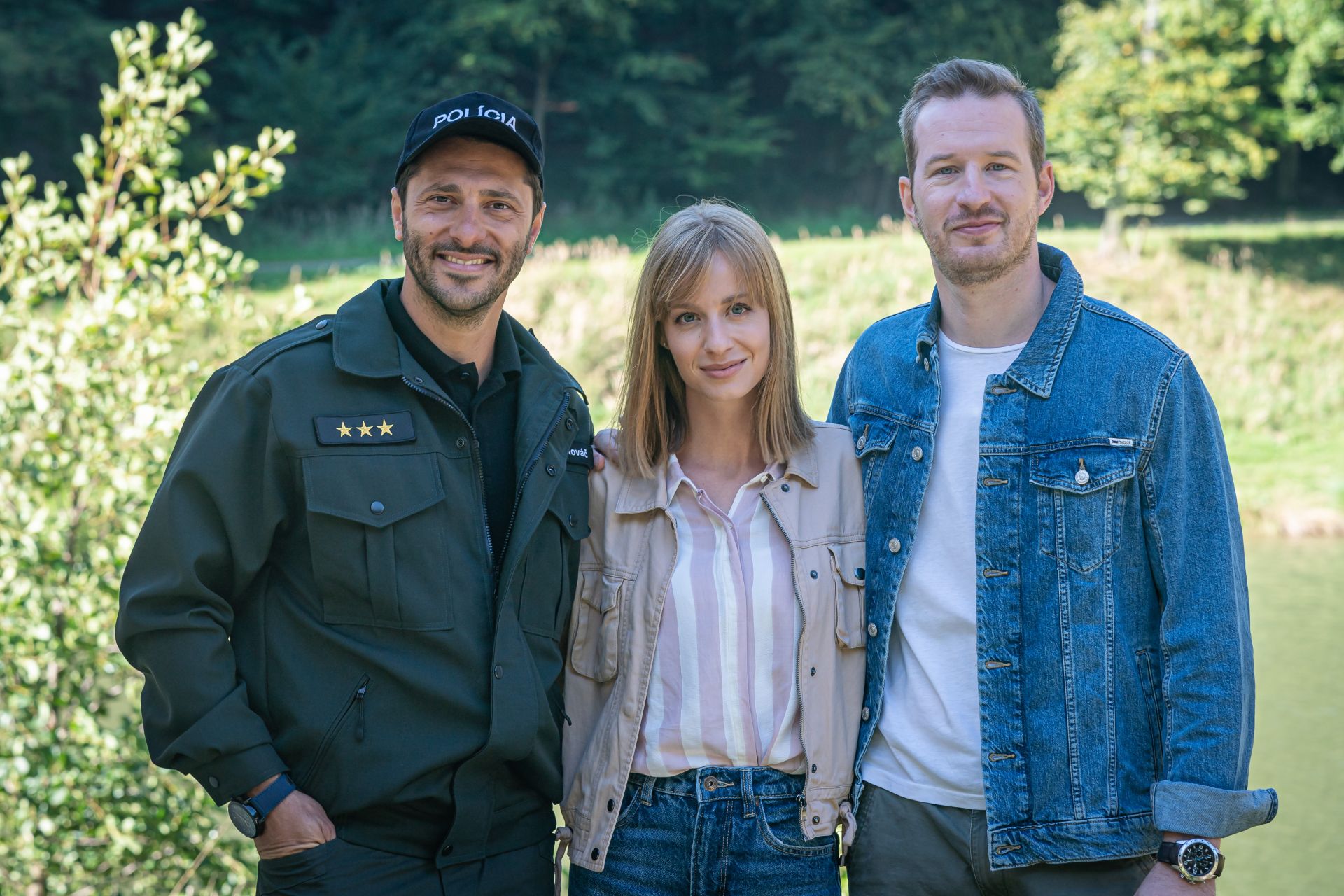 Hlavné postavy seriálu Na Hranici stvárni Braňo Deák, Simona Kollárová, ale aj Roman Poláčik.