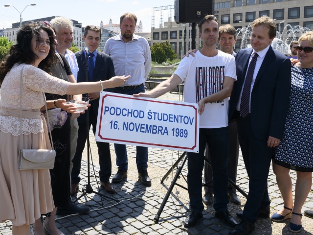 SR Bratislava Hodžovo námestie podchod názov krst tabuľa BAX Milan Novotný