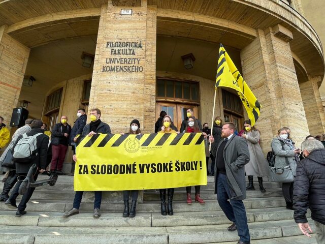 VŠ, protest, UK