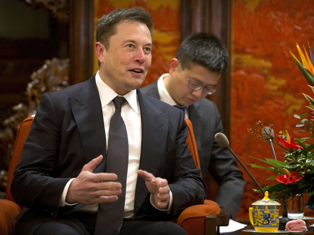 Elon Musk nechal fanúšikov na Twitteri rozhodnúť, či má predať časť akcií Tesly.