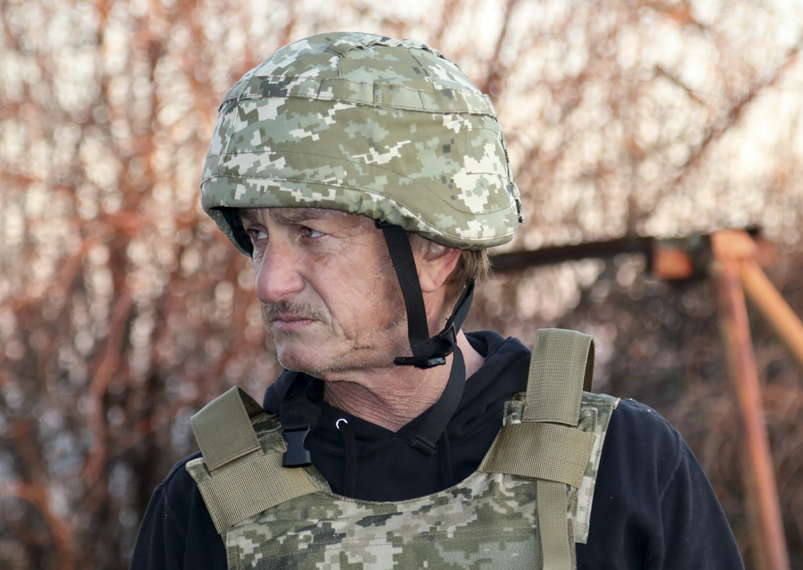 Hollywoodsky herec a producent Sean Penn sa stretol s príslušníkmi ukrajinských ozbrojených síl neďaleko frontovej línie v regióne Doneck na východe Ukrajiny 18. novembra 2021