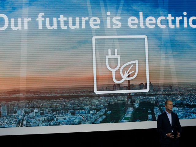 Francúzsko Paríž  Autosalón elektromobil