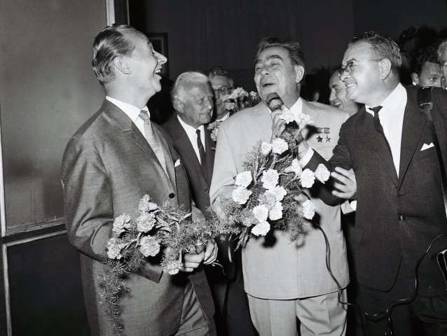 Na rokovanie komunistických a robotníckych strán pricestovala 2.augusta 1968 na bratislavskú hlavnú železničnú stanicu sovietska  stranícka delegácia vedená generálnym tajomníkom Ústredného výboru Komunistickej strany Sovietskeho zväzu Leonidom Brežnevom. Na archívnej snímke (zľava) prvý tajomník ÚV KSČ Alexander Dubček, prezident ČSSR Ludvík Svoboda a generálny tajomník KSSZ Leonid Brežnev odpovedajú na otázky spravodajcu Čs. rozhlasu Emila Trangela.