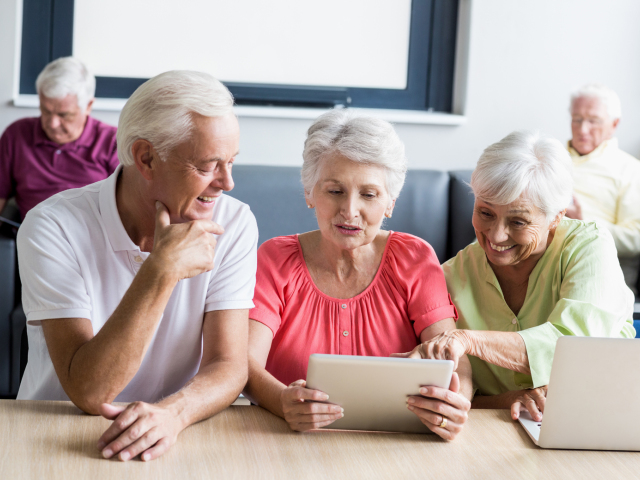 seniori, tablet, moderné technológie, smiech