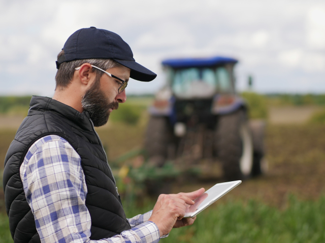 traktor, farmár, tablet, čítanie
