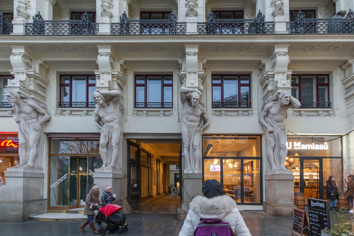Brno, U mamlasu, obri, historická budova