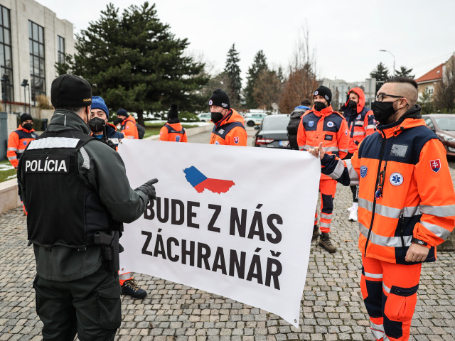 protest záchranári polícia parlament