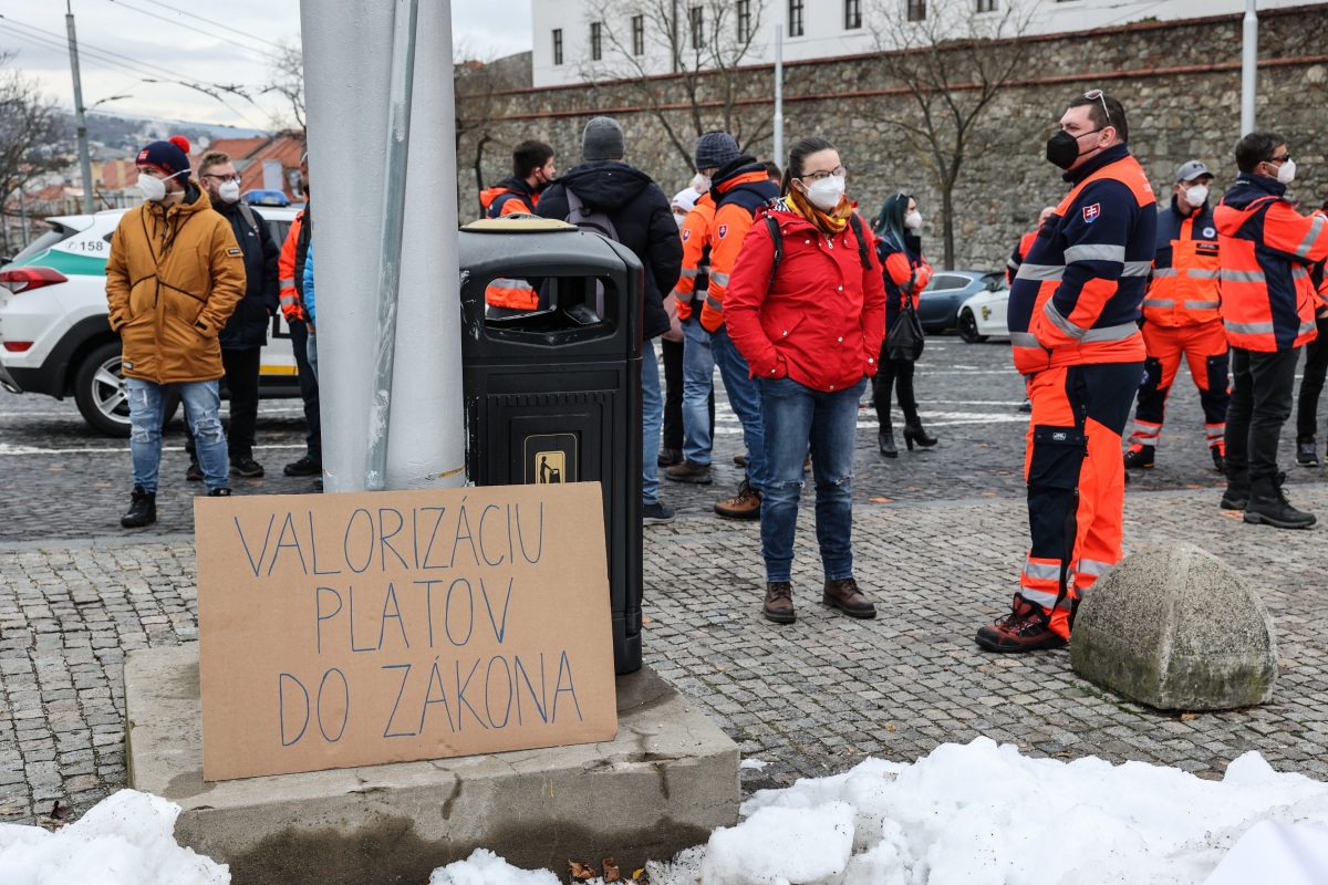 protest záchranári parlament platy