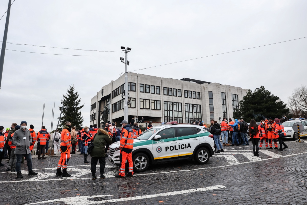 protest záchranári polícia parlament