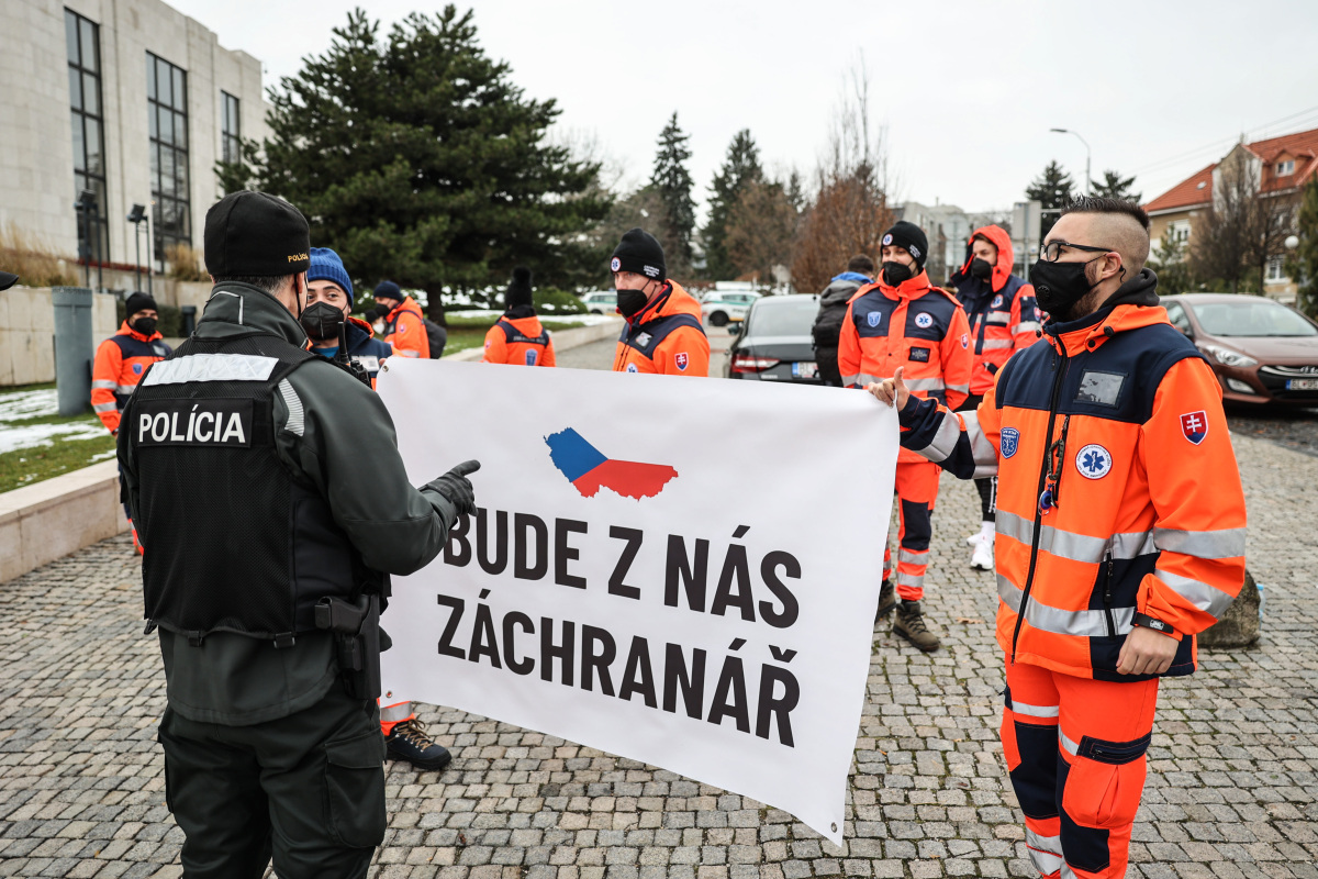 protest záchranári polícia parlament