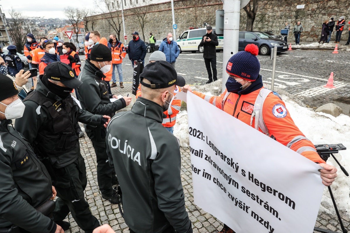 protest záchranari polícia