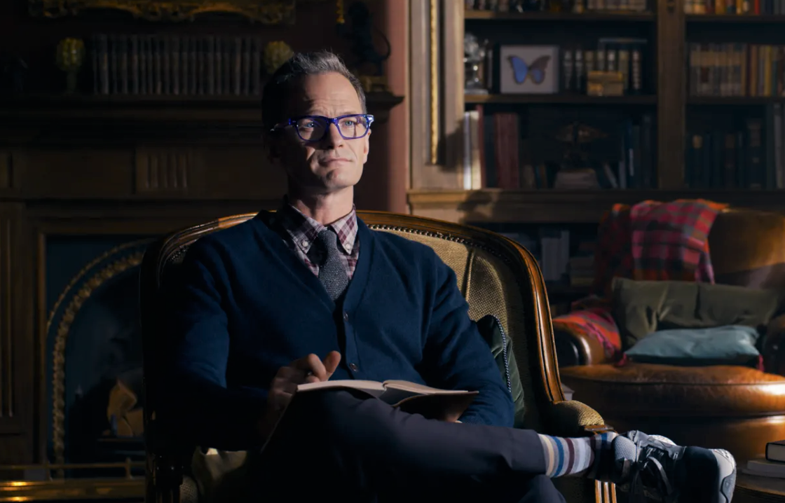 Neil Patrick Harris v Matrix Resurrections. Ako psychoanalytik, ktorý lieči Thomasa Andersona alias Nea. Postupne sa vo filme ukáže, že jeho pôsobnosť je omnoho širšia.