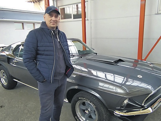 Robert Lisý s replikou auta Mustang Mach 1