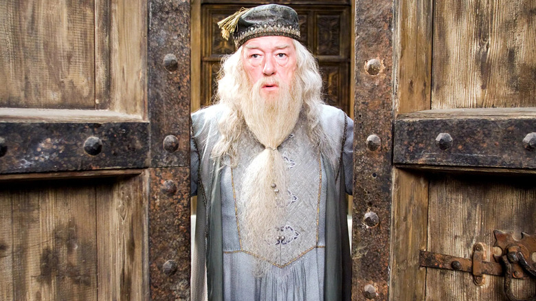 Michael Gambon ako Albus Dumbledore.