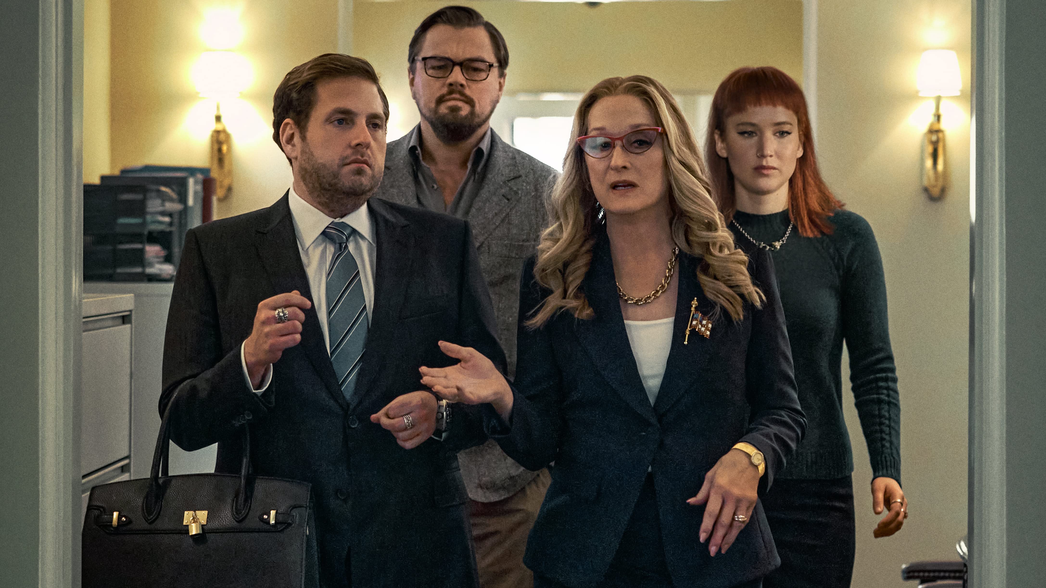V katastrofickej komédii Don't Look Up účinkuje Jonah Hill (zľava), Leonardo DiCaprio, Meryl Streepová a Jennifer Lawrence.