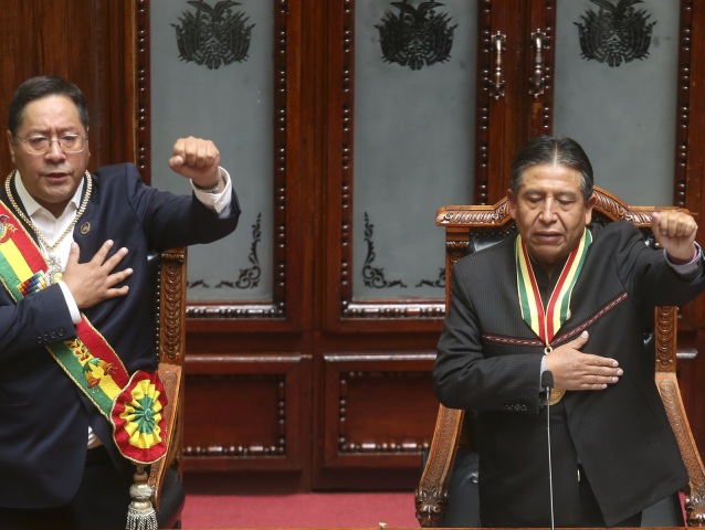Bolívijský prezident Luis Arce (vľavo) a bolívijský viceprezident David Choquehuanca spievajú národnú hymnu počas ich inaugurácie v Kongrese v La Paz 8. novembra 2020