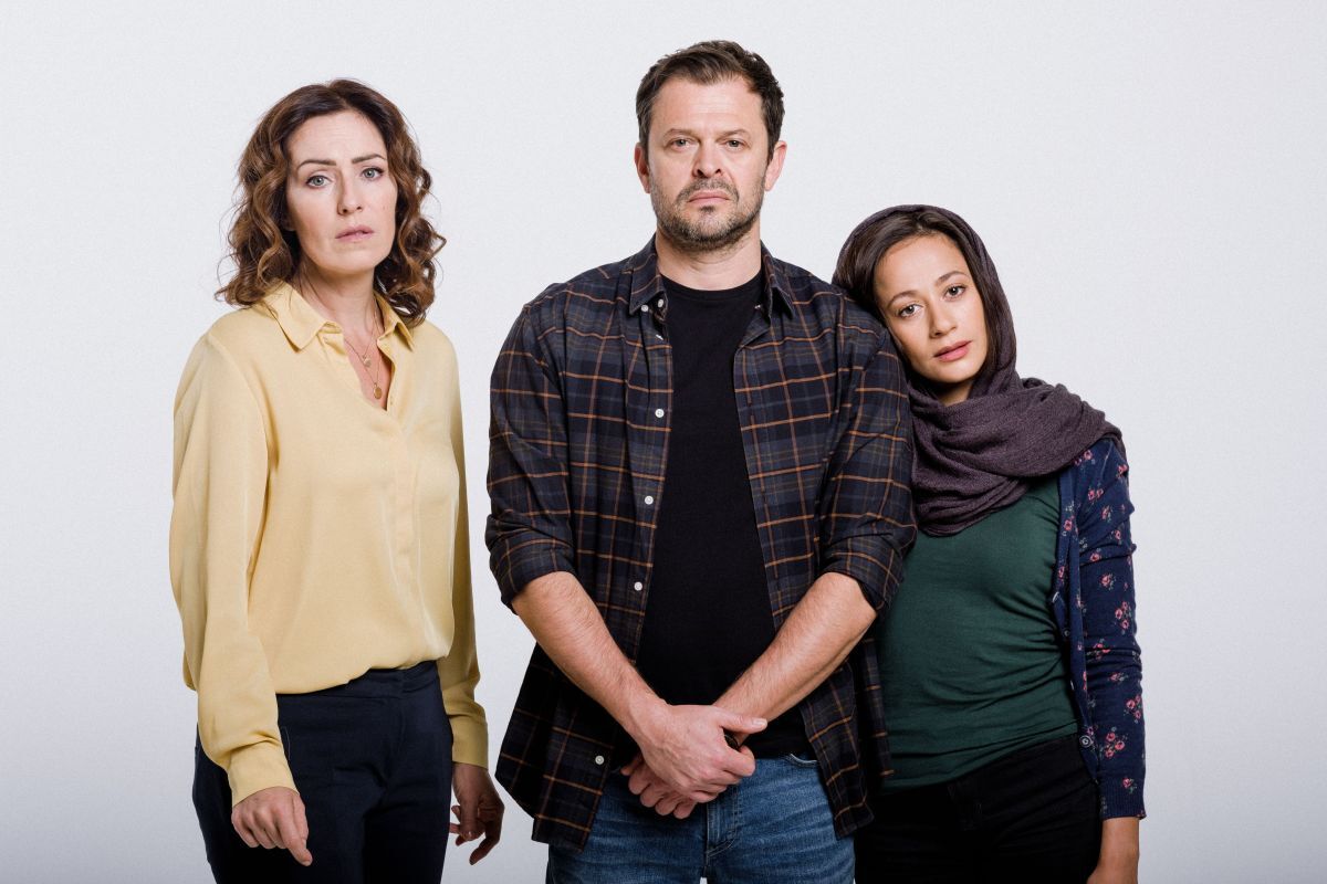 Kristina a Michal Vazanovci a Lejla zo serialu Priznanie  Sona Norisova  Alexander Barta  Angelika Sbouli  foto RTVS