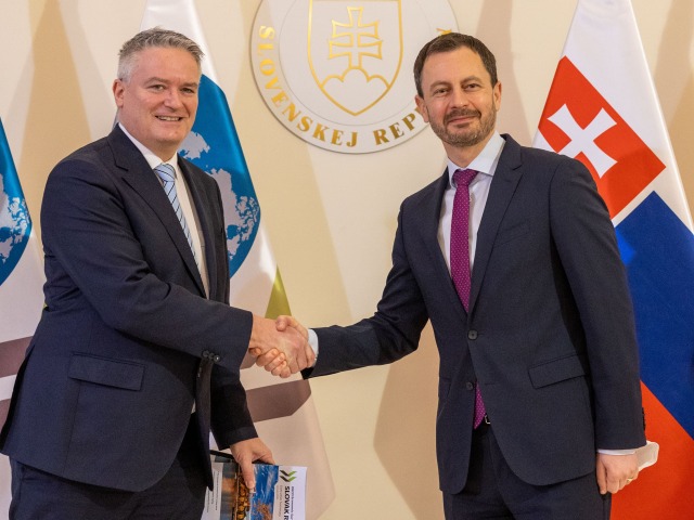 Generálny tajomník OECD Mathias Cormann s premiérom Eduardom Hegerom.