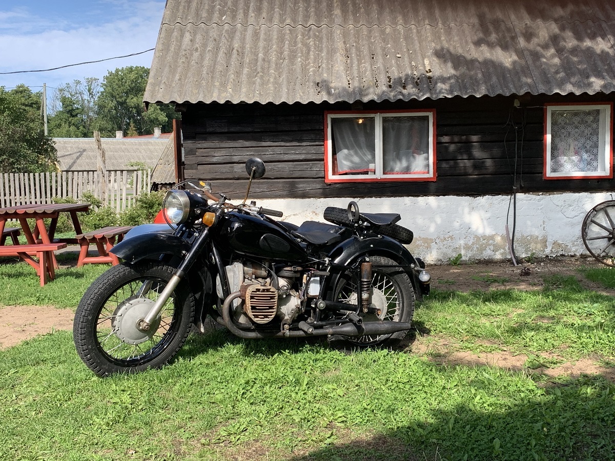 Motocykel pred domom