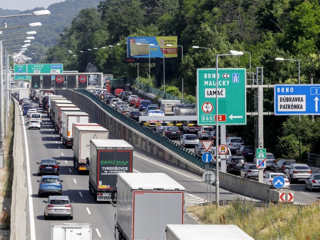 Doprava / Diaľnica / Vozidlá / Auto / Kamión / Zápchy /