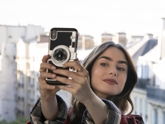 Lily Collins, účesy, rozličné podoby