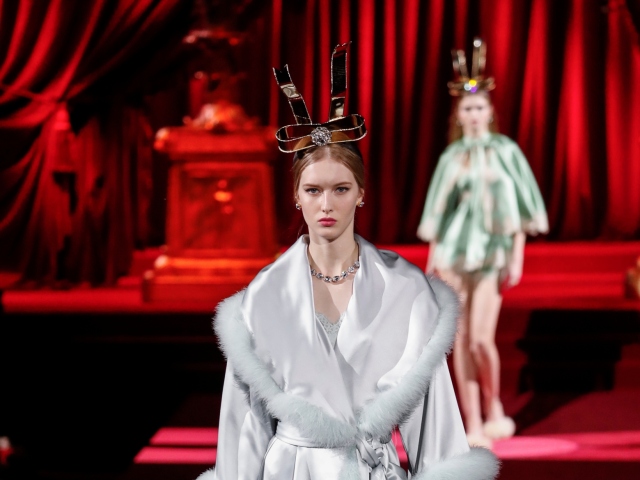 Archívny záber: Modelka na prehliadke značky Dolce & Gabbana.