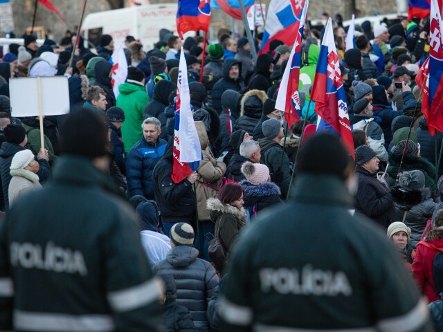 protest  obranná dohoda parlament
