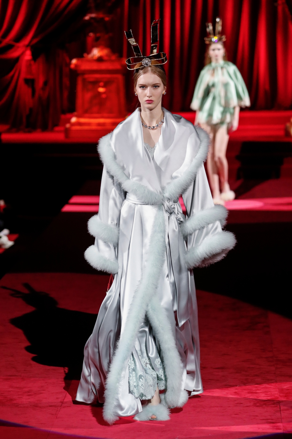 Archívny záber: Modelka na prehliadke značky Dolce & Gabbana.
