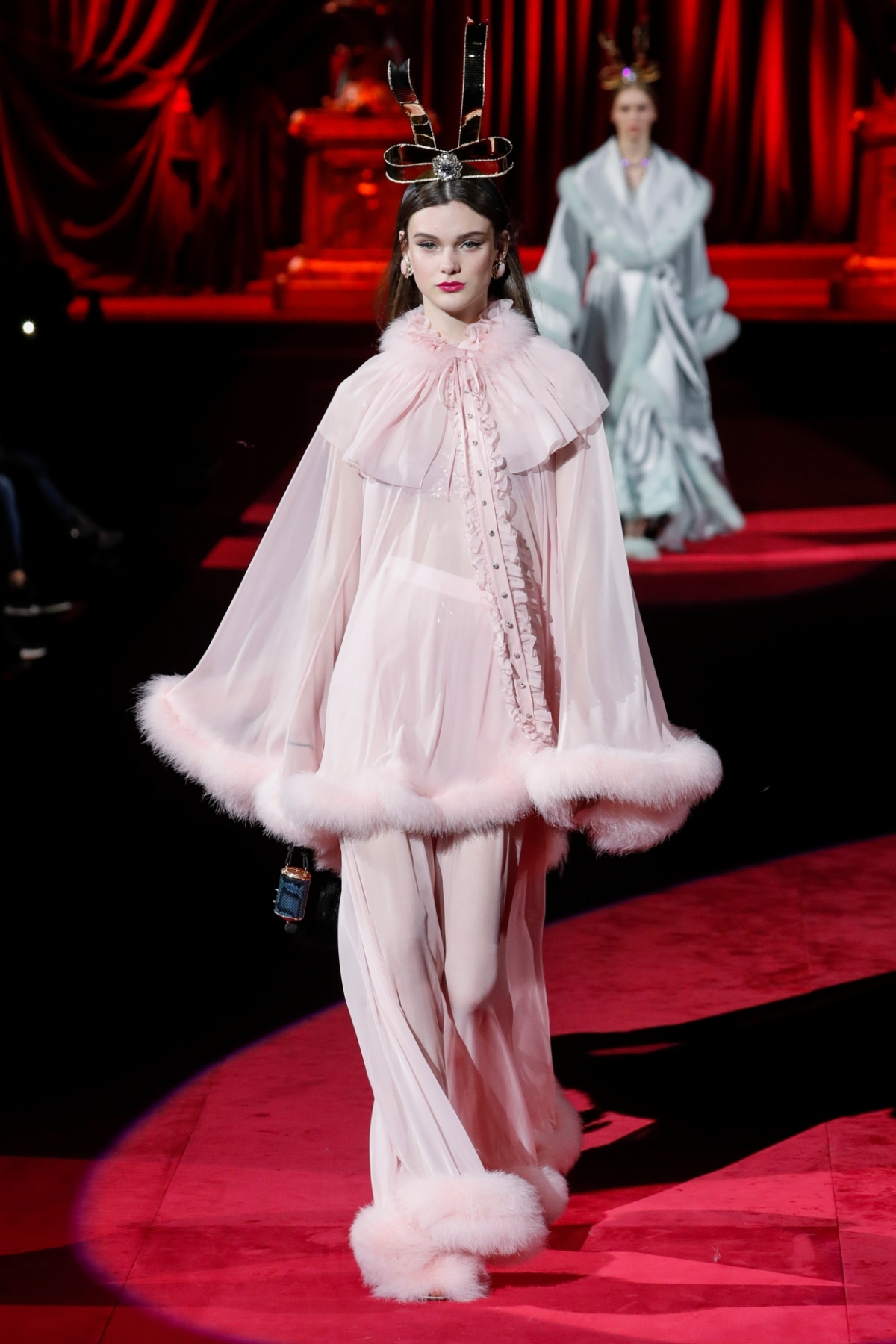 Archívny záber: Modelka na prehliadke značky Dolce & Gabbana.