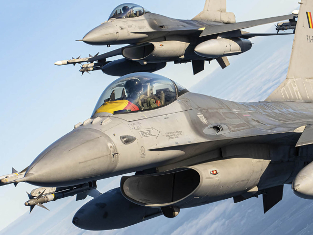 F-16 / Stíhačka /