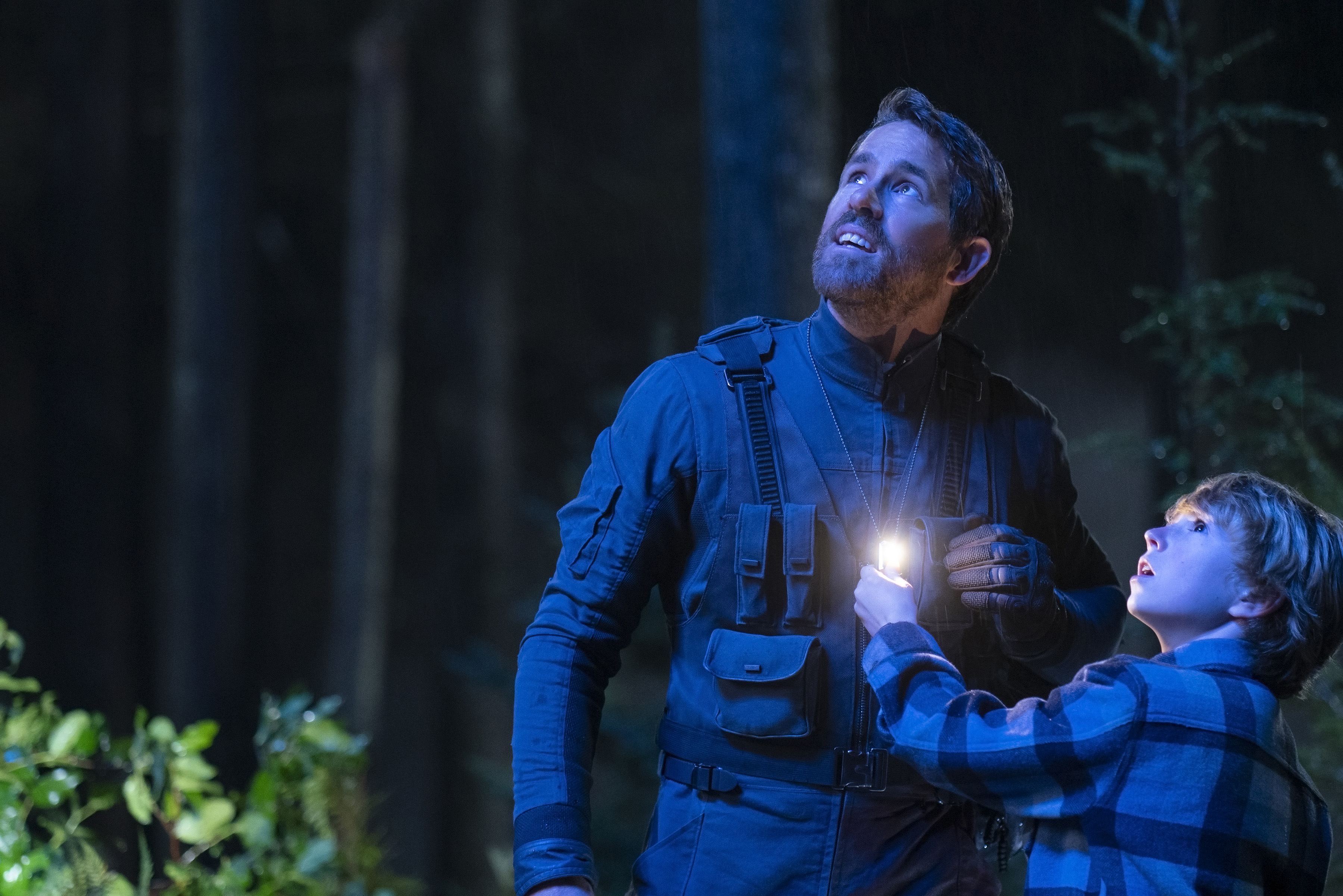Ryan Reynolds ako veľký Adam and Walker Scobell ako mladý Adam vo filme The Adam Project.