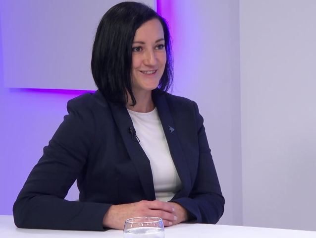 Eva Šablová, Ide o peniaze