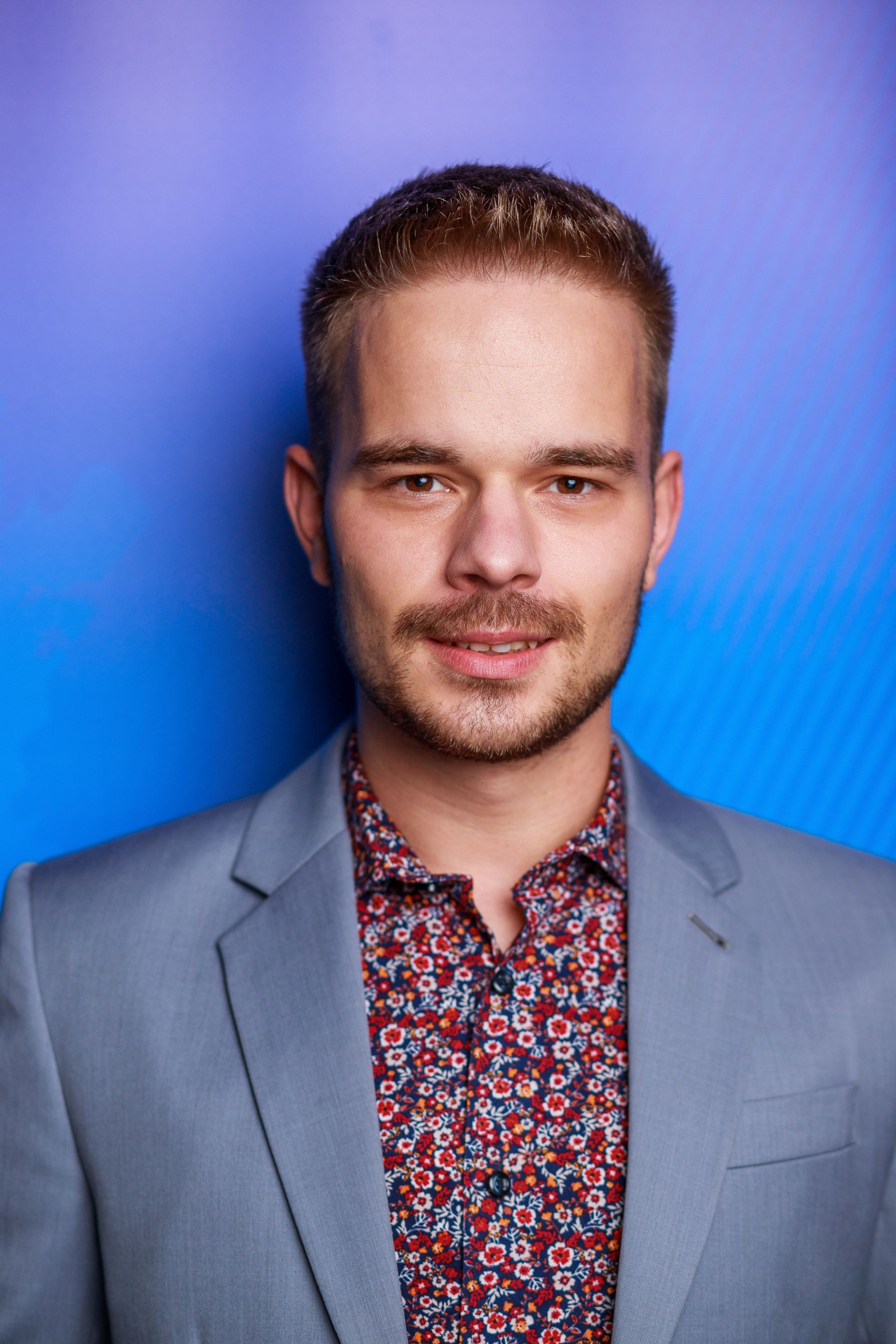 Redaktor Patrik Jáger doplní svojich dvoch kolegov v divadelnej inscenácii.