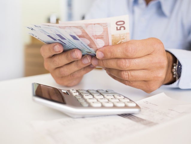 kalkulačka ruky peniaze euro
