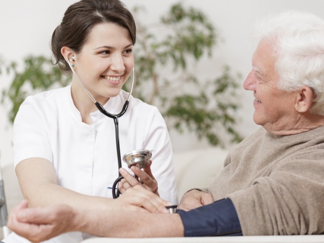 lekar doktor senior kupele vyšetrenie