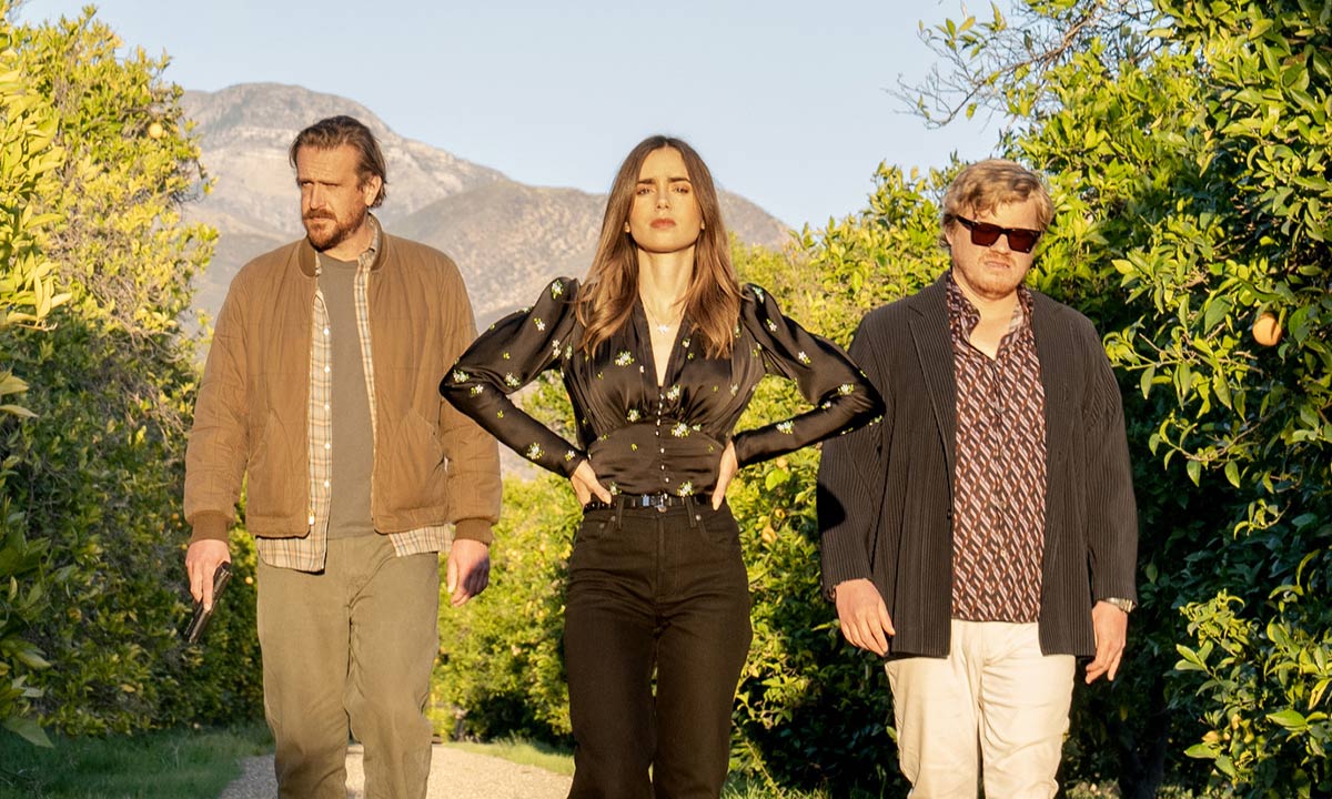 Záber z filmu Kvapky (Windfall). Jason Segel ako Nikto, Lily Collins ako manželka a Jesse Plemons ako CEO.
