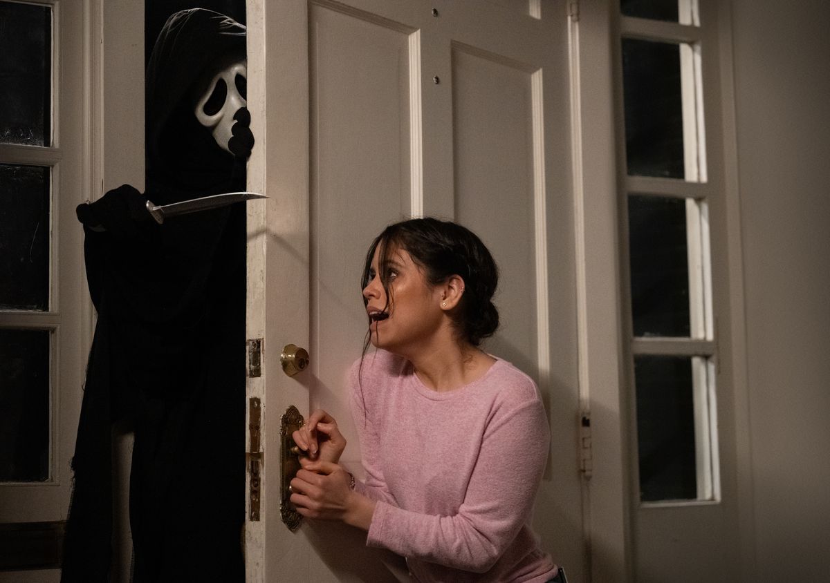 Legendárnu masku Ghostface si v novom Vreskote nasadil nový vrah. Ako Tara sa vo filme predstavila Jenna Ortega.