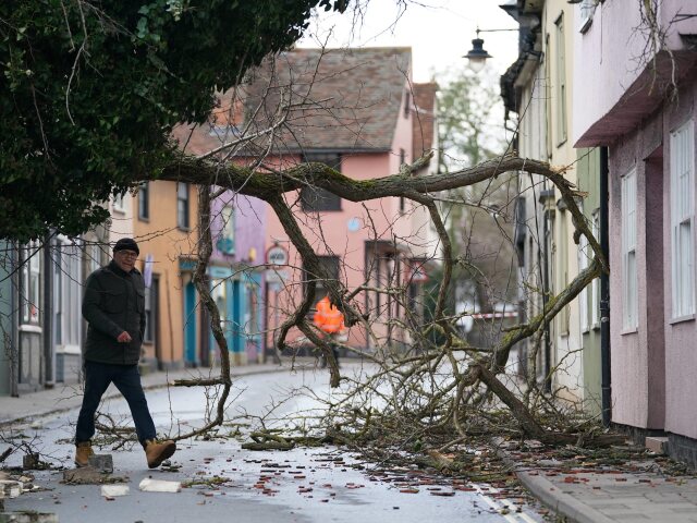 Británia počasie búrka Eunice víchrica strom